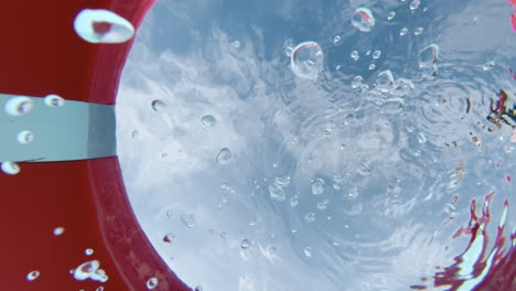 pov emergiendo del agua a través de un salvavidas rojo