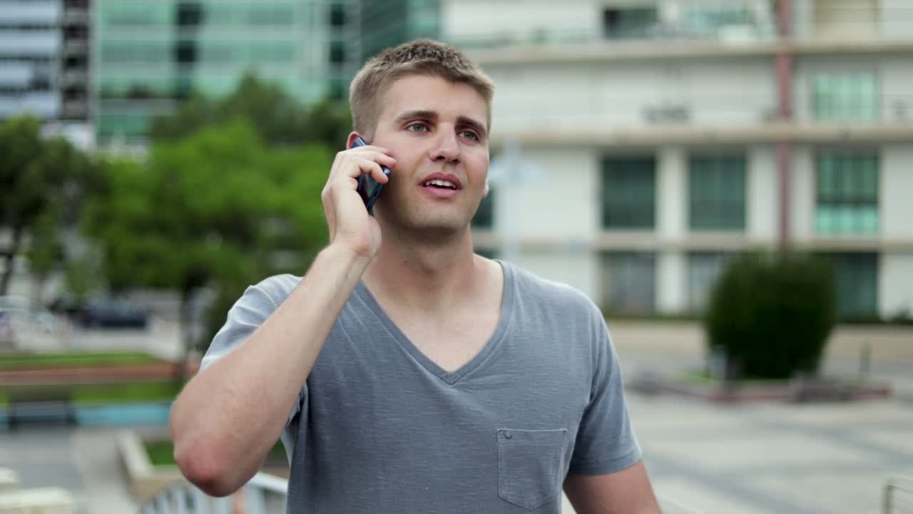 스마트 폰 으로 대화 하는 집중 된 사람