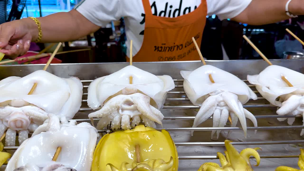 방 의 떠다니는 시장 에서 오징어 와 스피어