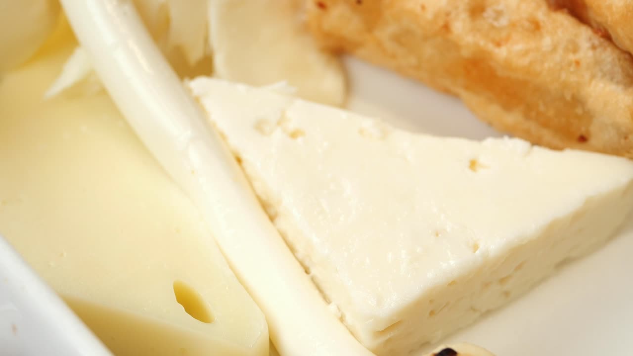 plato de desayuno turco con queso y pasteles