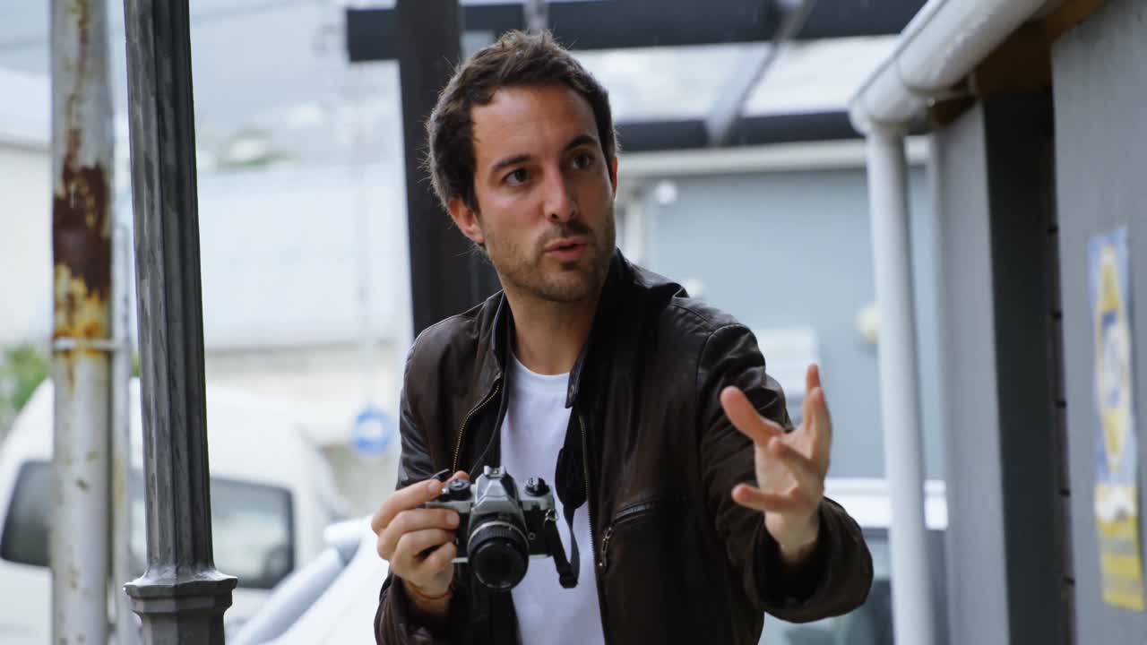 4k 카메라로 사진을 찍는 남성 사진작가