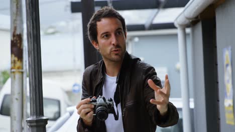 fotógrafo masculino haciendo clic en fotos con la cámara 4k