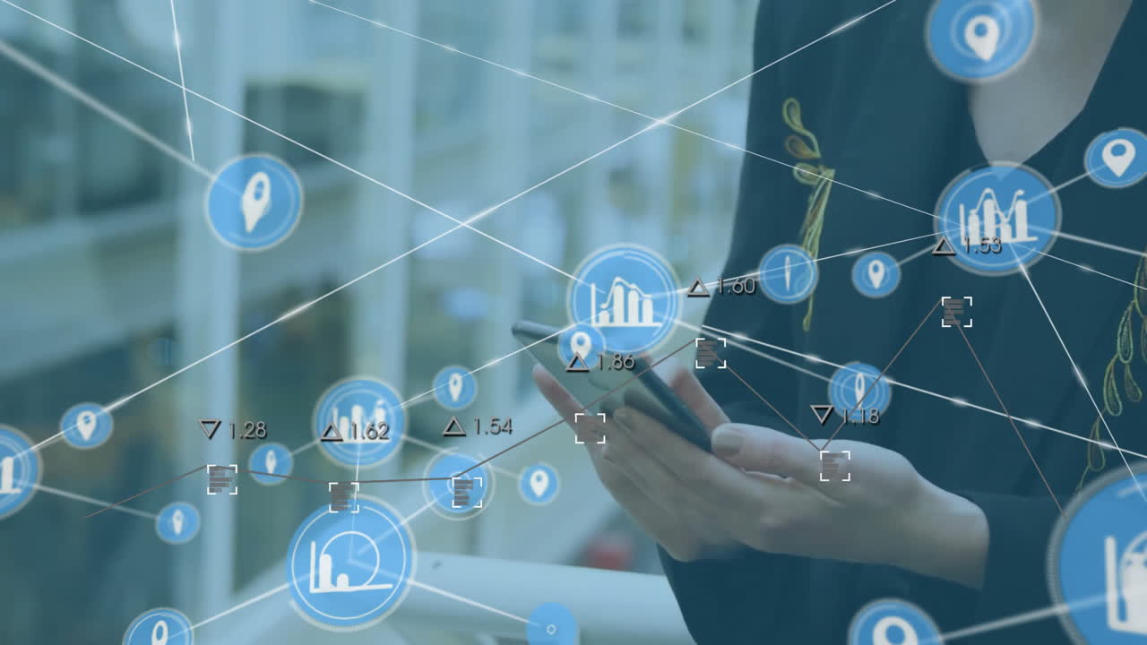 스마트 폰을 사용하는 백인 사업가 여성에 대한 연결 및 데이터 처리의 애니메이션