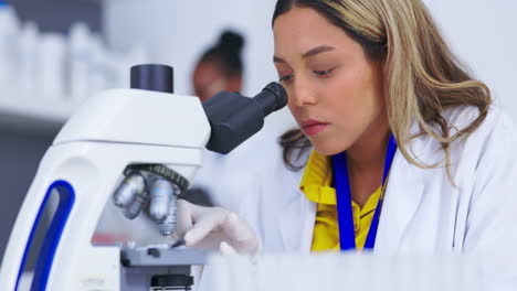 ciencia, microscopio e innovación con un médico