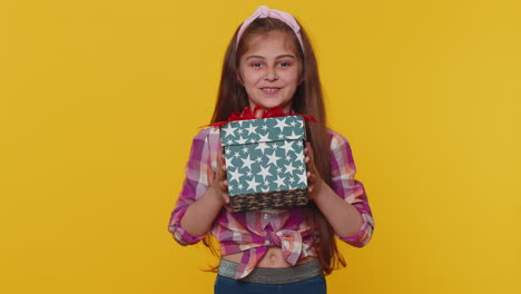 Encantador-Niño-Preadolescente-Sonriente-Niña-Niño-Presentando-Caja-De-Regalo-De-Cumpleaños-Oferta-Envuelto-Presente-Celebrando