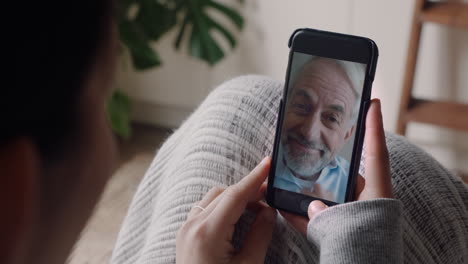 mujer joven usando un teléfono inteligente hablando en video con un abuelo sordo comunicándose usando lenguaje de señas gestos con las manos disfrutando de la comunicación en línea