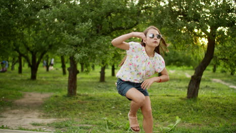 Chica-Divertida-Bailando-Al-Aire-Libre.-Muchacha-Adolescente-Concentrada-Haciendo-Movimientos-Rítmicos.