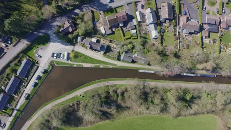 La-Hermosa-Ruta-Estrecha-Del-Canal-De-Botes-Llamada-Acueducto-Pontcysyllte,-Famosamente-Diseñada-Por-Thomas-Telford,-Ubicada-En-La-Hermosa-Campiña-Galesa