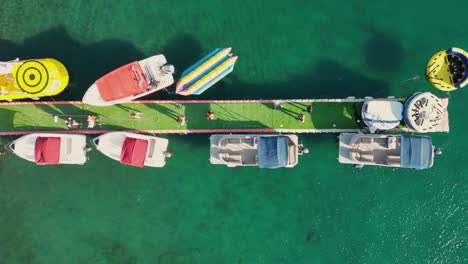 Una-Fotografía-De-Un-Dron-De-Un-Muelle-Tropical-Con-Barcos-En-4k