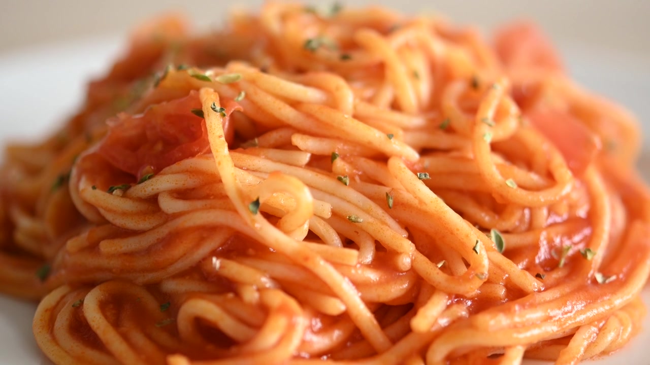 トマトソースのスパゲッティの皿