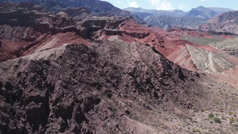 drone aéreo sobre cafayate al norte de argentina valle calchaqui, quebrada, cordillera del desierto de montaña colorida geografía, salta