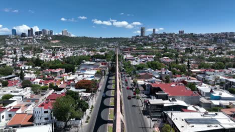 Drohne-Fliegt-über-Historisches-Koloniales-Aquädukt-In-Queretaro