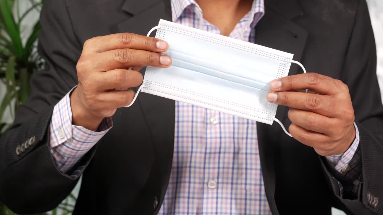 얼굴 마스크를 고 있는 남자