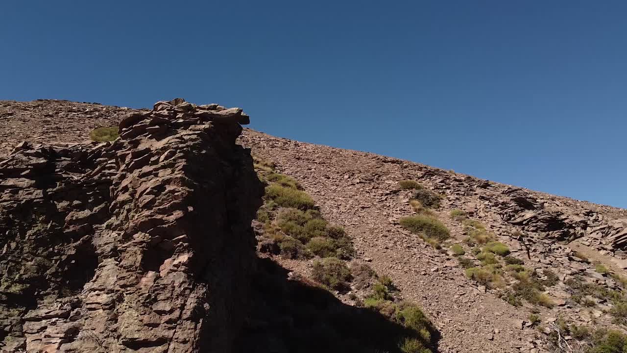 vuelo de drones a un lado del paisaje seco en la patagonia, sudamérica