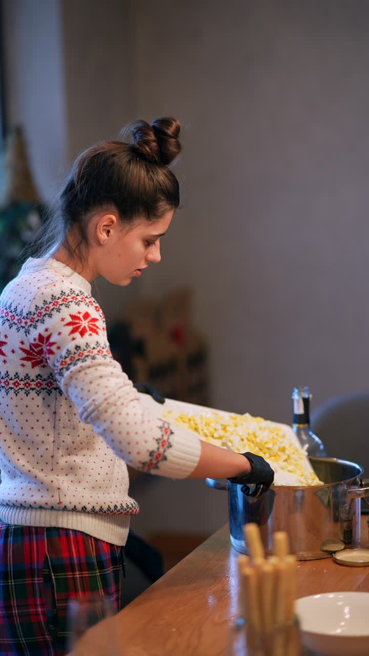 adolescente cocinando en la cocina durante las vacaciones de invierno