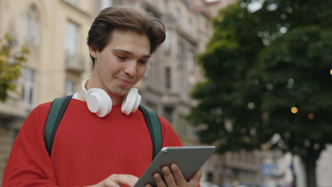 hombre usando tableta al aire libre