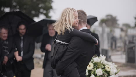 triste, abrazo y un padre y un hijo en una tumba