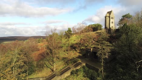 Cuento-De-Hadas-Rivington-Histórico-Inglés-Jardines-En-Terrazas-Hito-Sigue-Siendo-Antena-Alejarse-Para-Una-Vista-Amplia-En-Winter-Hill