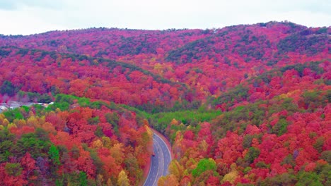 Mehrfarbige-Natur-Aus-Der-Vogelperspektive-Betrachtet,-Saftiger,-Verträumter-Ort,-Nicht-Von-Dieser-Welt,-Himmel-Auf-Erden,-Rot,-Gelb,-Grün,-Bäume,-Berge,-Parkplatz,-Straße-Durch-Grün,-Auto-Fährt-Durch-Dalton,-Georgia