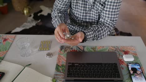 persona que toma medicamentos en el hogar