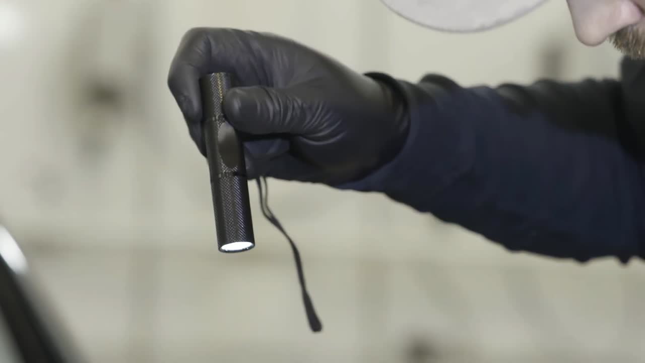 Persona che tiene una torcia in un contesto medico
