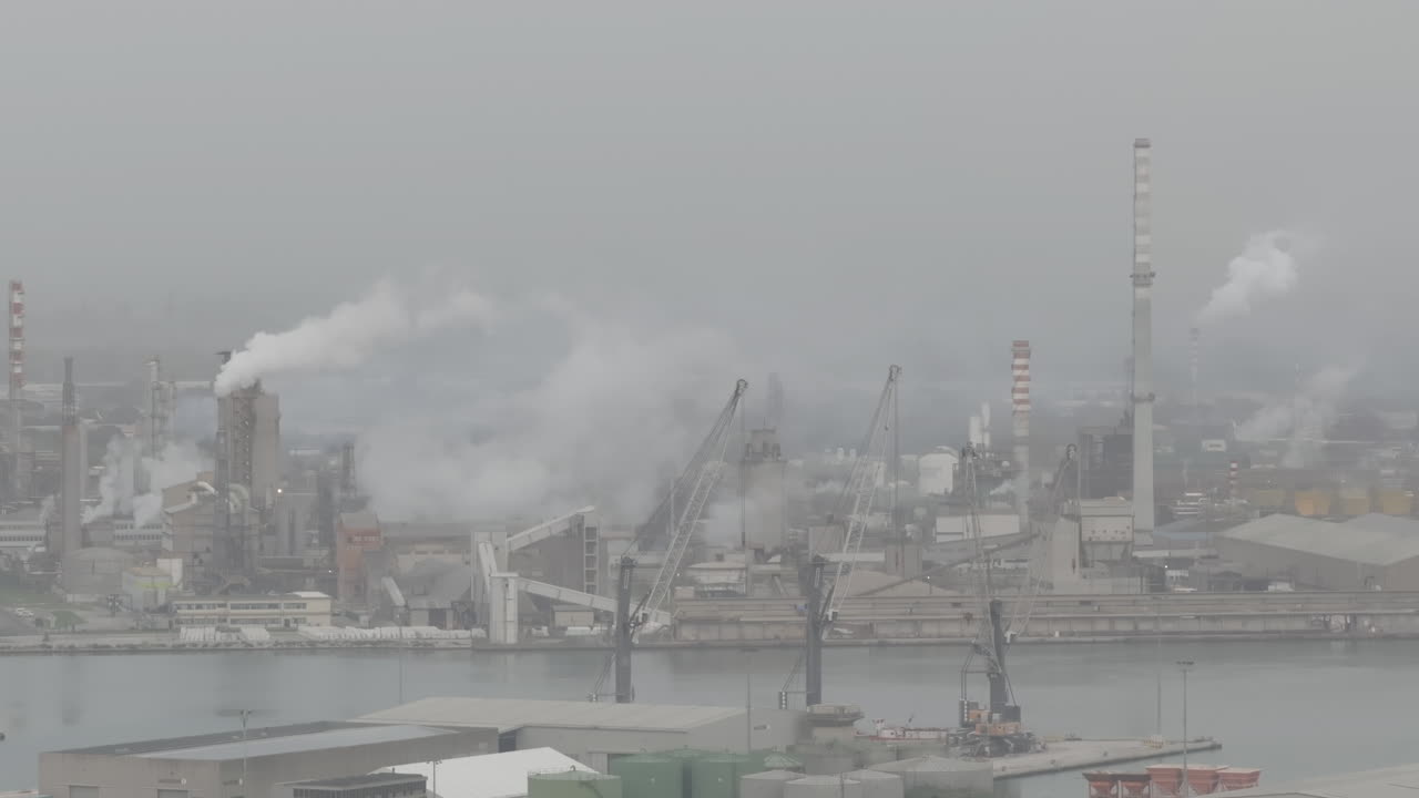Flot luftfoto af industri- og havneområdet i Ravenna på en overskyet dag