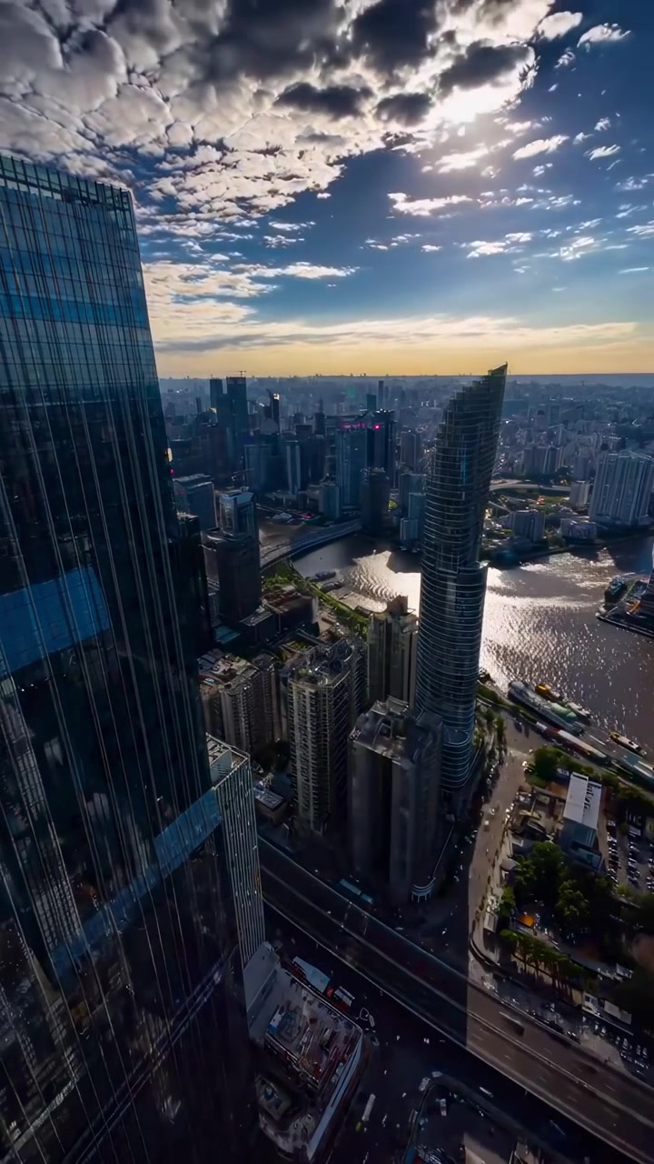 Time-lapse di uno skyline moderno di una città che passa dal giorno alla notte