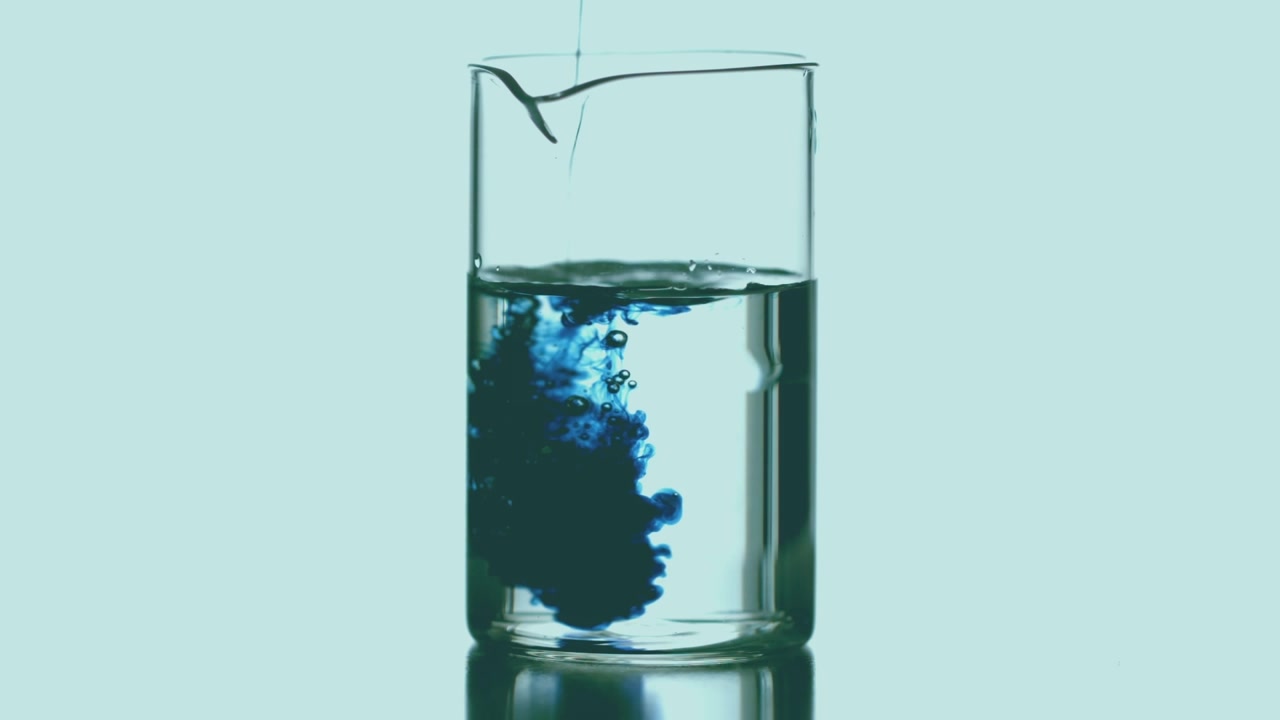 Animazione di forme verdi su becher con liquido