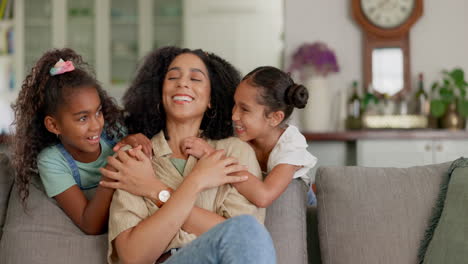 Viendo-Televisión,-Madre-E-Hijos-Se-Sorprenden.