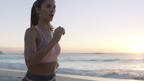 correr, fitness y mujer en la playa para correr