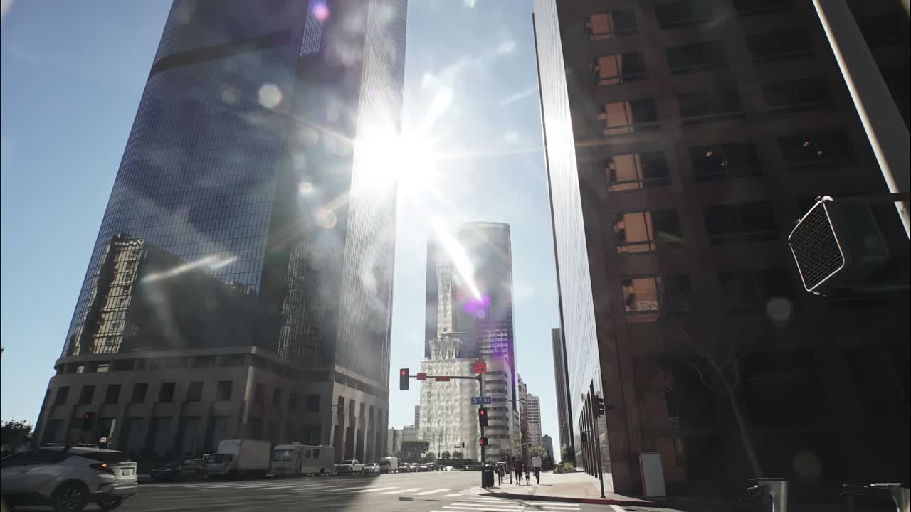 los rayos del sol brillan junto a los modernos rascacielos en el centro de los ángeles. los ángeles es una gran ciudad de negocios financieros.
