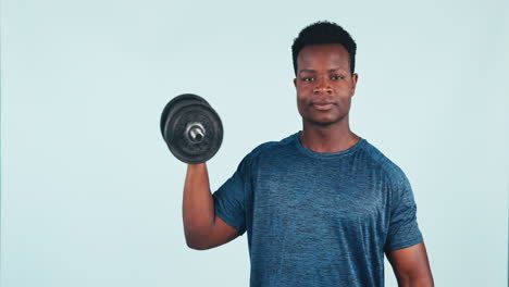 fitness, hombre y manivela con los pulgares hacia arriba