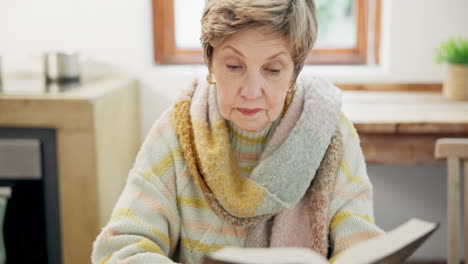 Senior,-Mujer-Y-Lectura-De-La-Biblia-En-Casa.