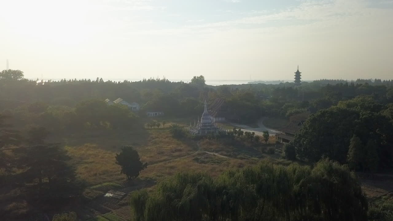 Stupa di tempio e pagoda distante in ripresa aerea in una mattinata nebbiosa a Shanghai, Cina.