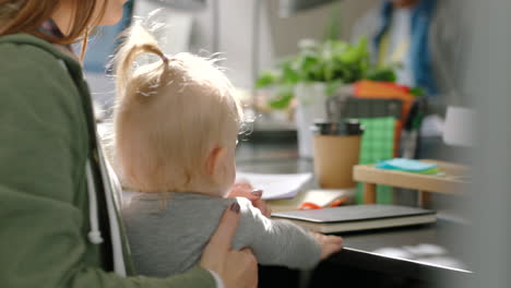 Madre-Joven-Con-Bebé,-Aprendiendo-En-Un-Cibercafé