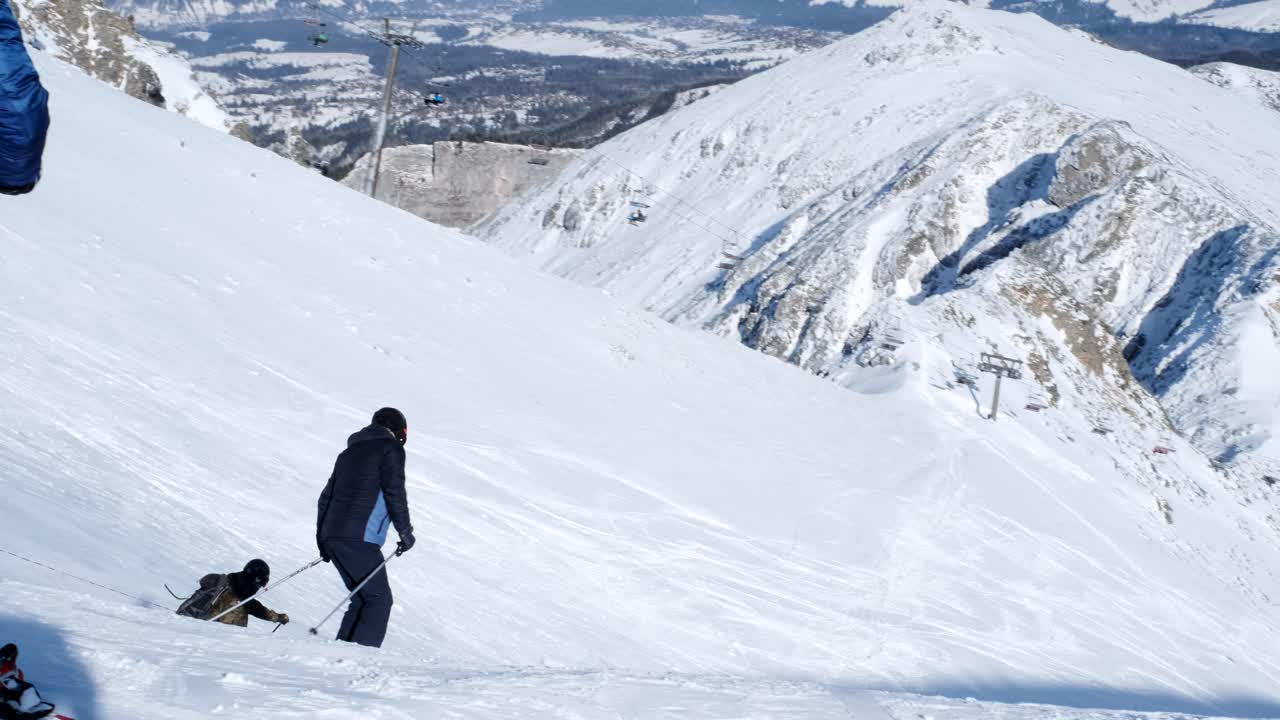estación de esquí de montaña nevada con gente