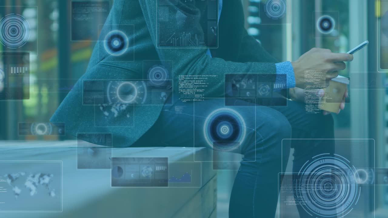 animación de escaneos y procesamiento de datos en pantallas sobre un hombre de negocios que usa un teléfono inteligente