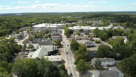 Vuelo-Aéreo-Sobre-Imágenes-De-Aviones-No-Tripulados,-Centro-De-Freeport,-Maine,-Estados-Unidos