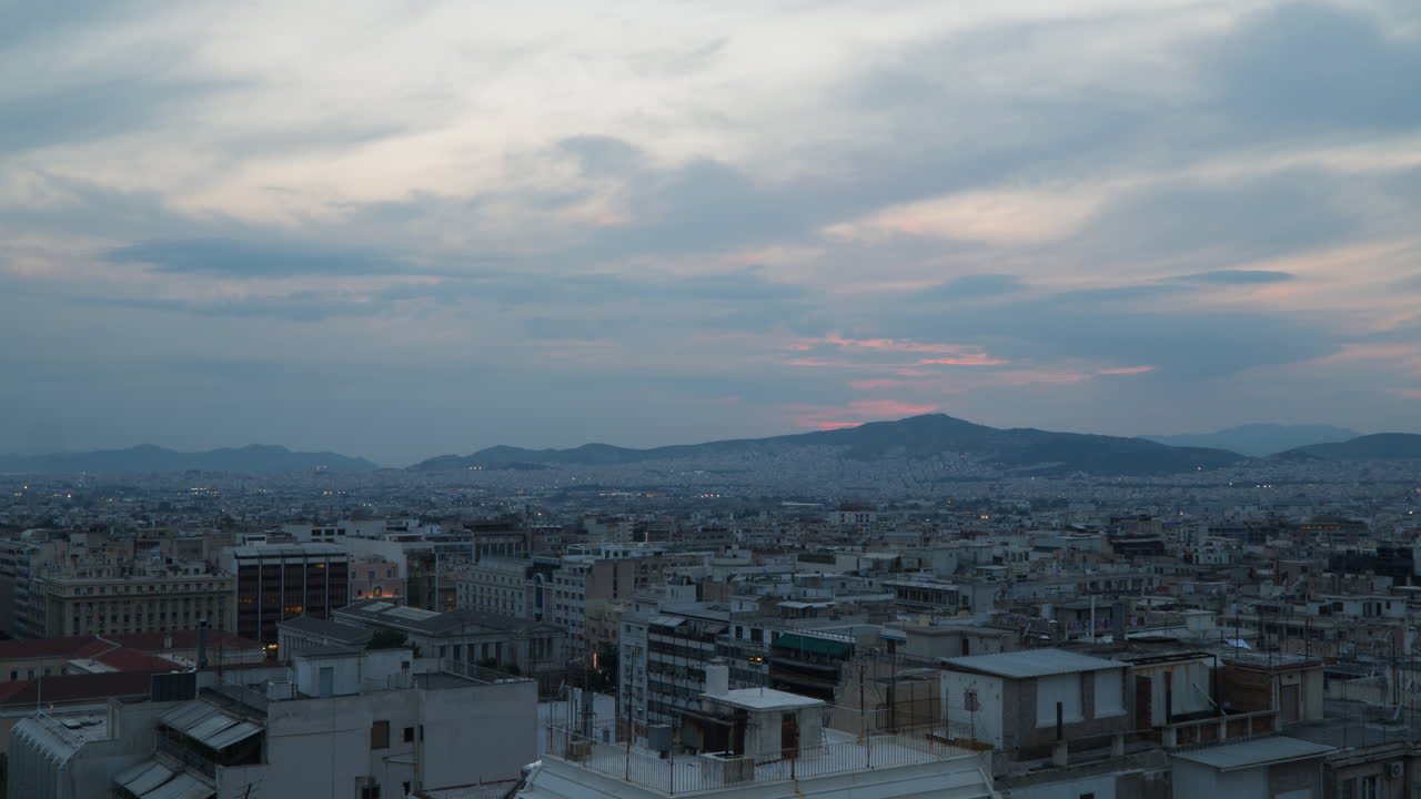 낮부터 밤까지 아테네 그리스 도시 옥상의 일몰 시간 경과