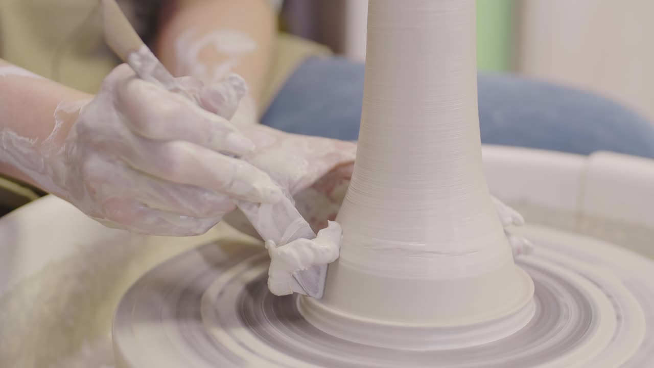 proceso de creación de ollas de arcilla hechas a mano