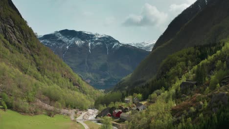 Una-Pequeña-Granja-En-El-Valle-De-Buardalen-Camino-Al-Glaciar-De-Buarbeen