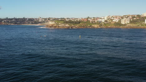 Gelbe-Hai-Boje-In-Bondi,-Sydney,-Australien