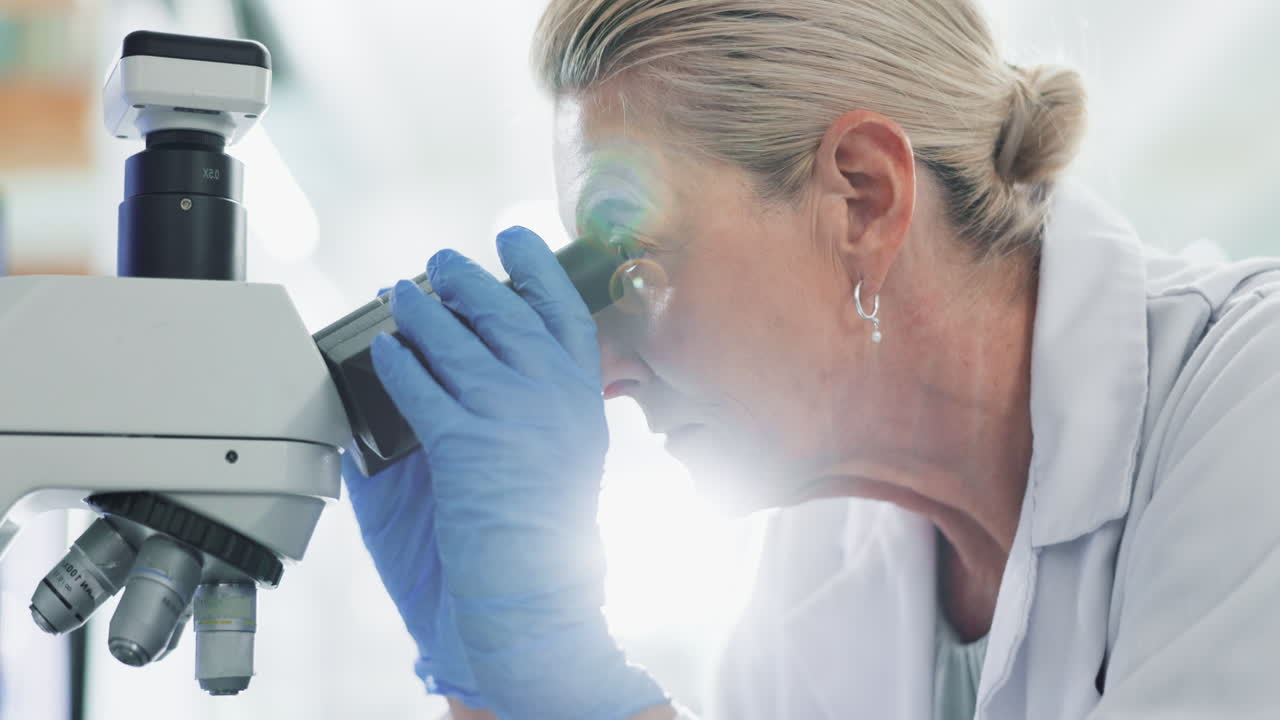 científico usando un microscopio en un laboratorio