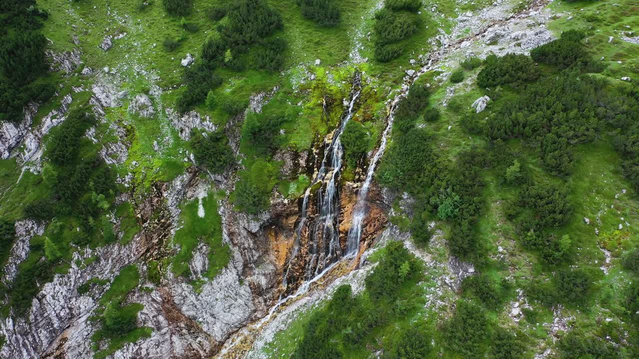 Alpi austriache, cascata con molteplici corsi d'acqua, ripresa aerea in orbita.