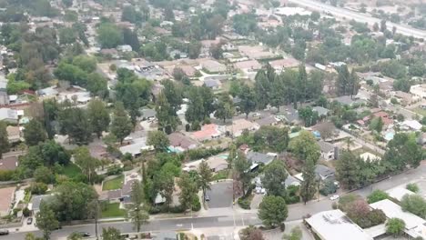 Video-De-Un-Dron-En-Un-Día-Nublado-Inspeccionando-Un-Vecindario-Y-Luego-Panoramizando-Hasta-Una-Vista-De-La-Autopista-210-En-California