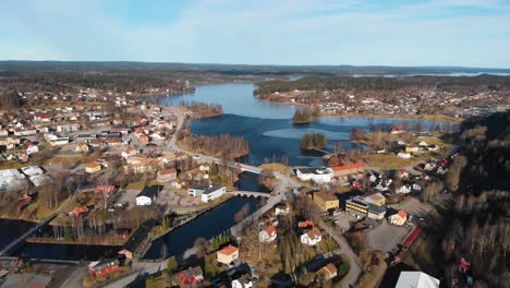 vista aérea de la pequeña ciudad sueca con lago azul natural, puentes y edificios durante el verano