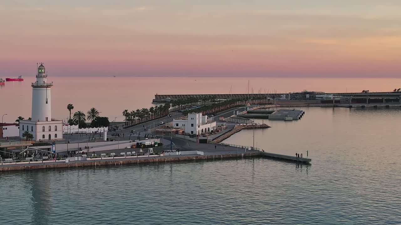 Vista del tramonto sul porto di Malaga, Spagna, con faro e acque calme