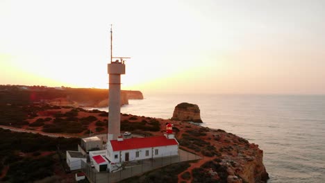 tiro de drone de faro tiro de rotación aérea