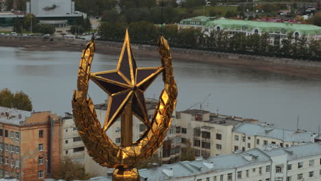 monumento de estrella dorada en un edificio