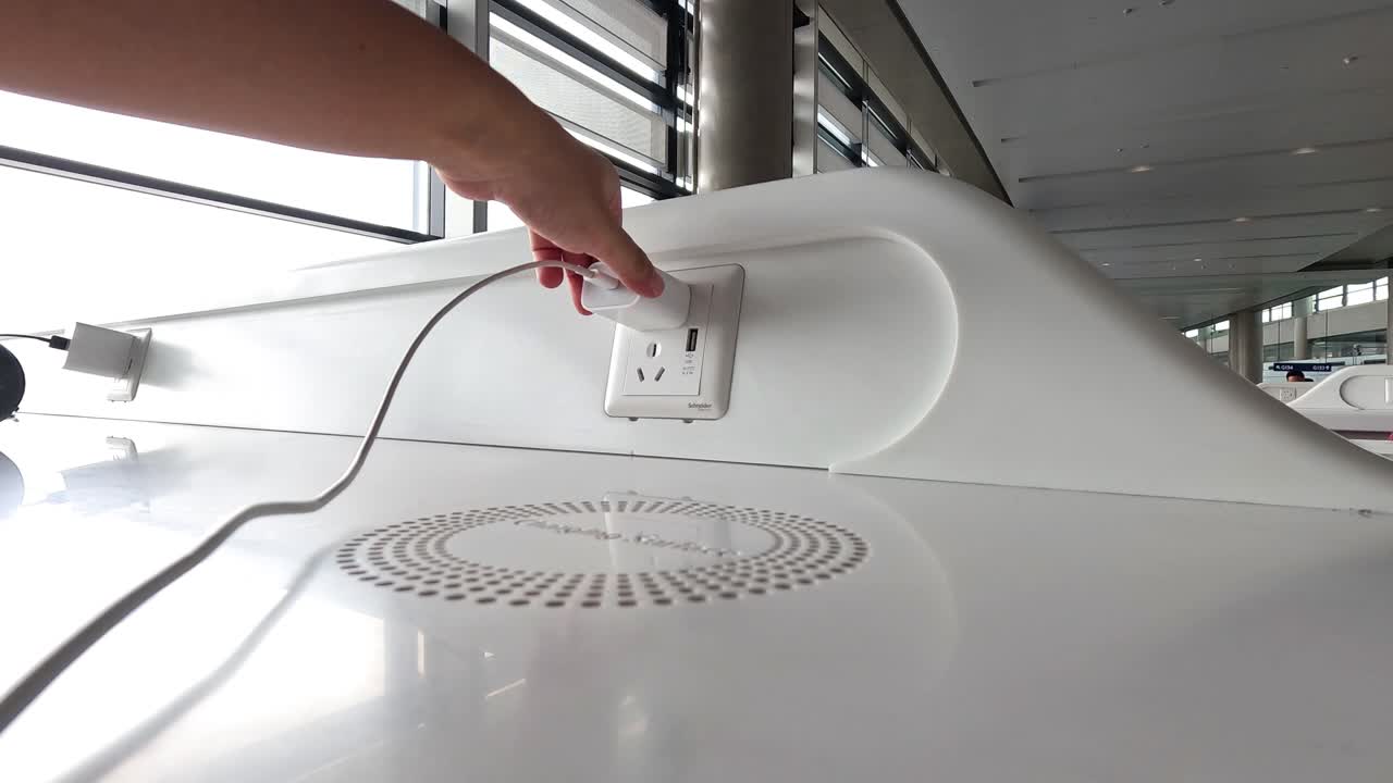 Sequential plugging of a device into a socket